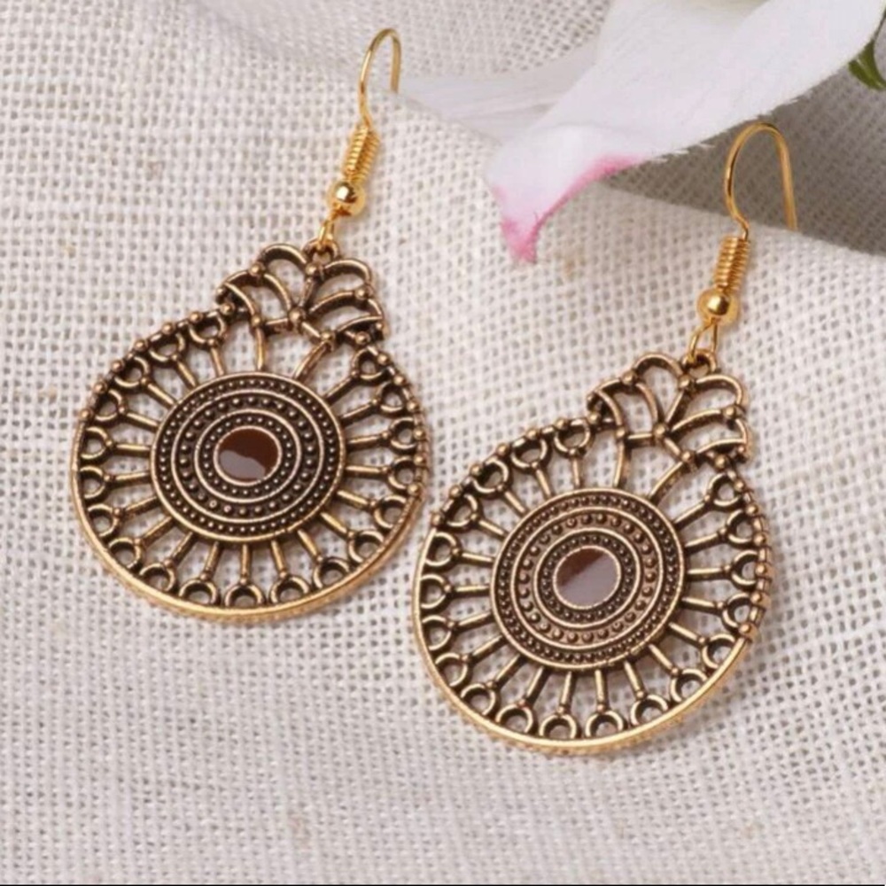 LAST PAIR: Beautiful women’s bronze hollow dangle earrings - Picture 2 of 4